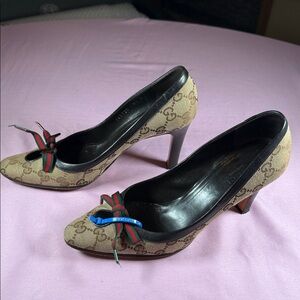 Vintage Gucci Beige GG Canvas Bow Pumps with Black Trim